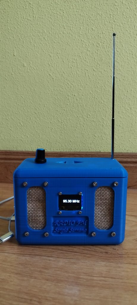 Radio con carcasa imprimida en 3D.